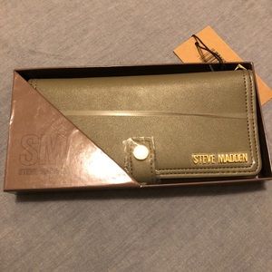 Steve Madden fold over wallet in olive green. New with tags.
